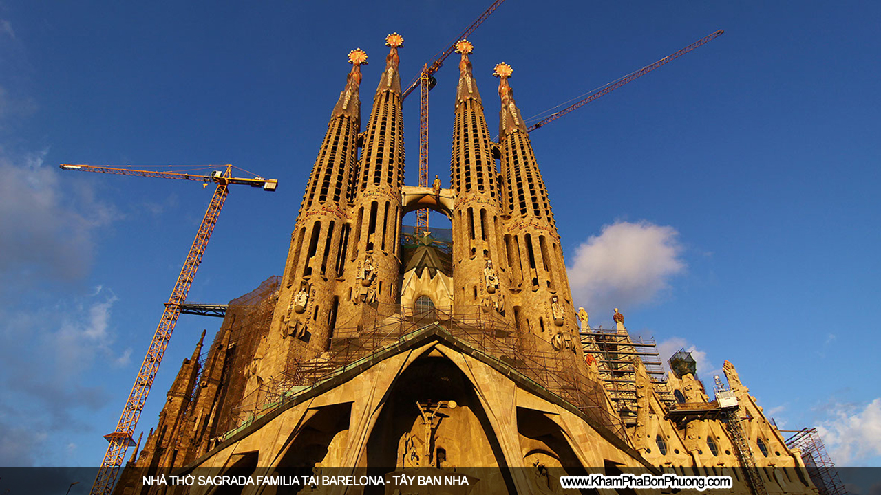 Nhà thờ Sagrada Familia ở Barcelona