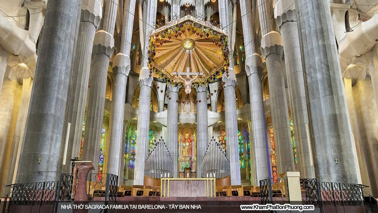 Nhà thờ Sagrada Familia ở Barcelona